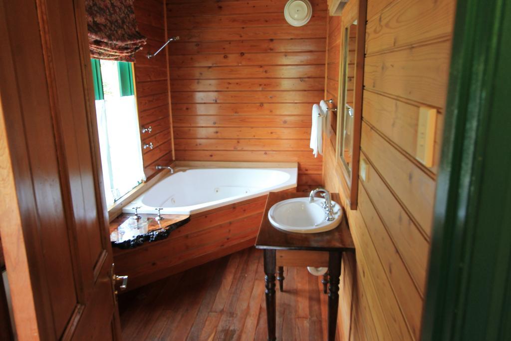 Kerrellie Cottages 2, 4 & 8 Reid Street Strahan Rom bilde